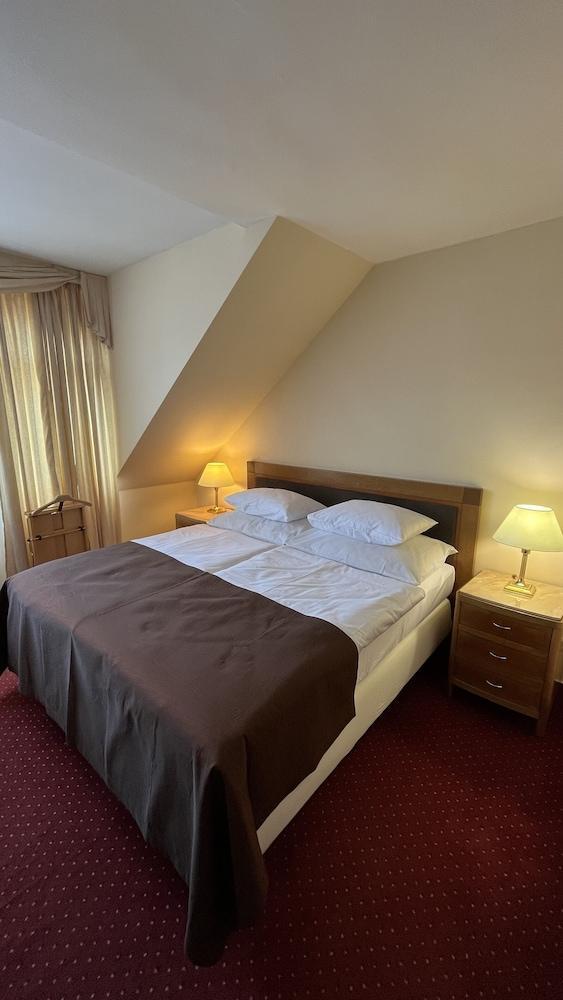 Fleur De Lis Hotel Room Type - Standard Double or Twin Room