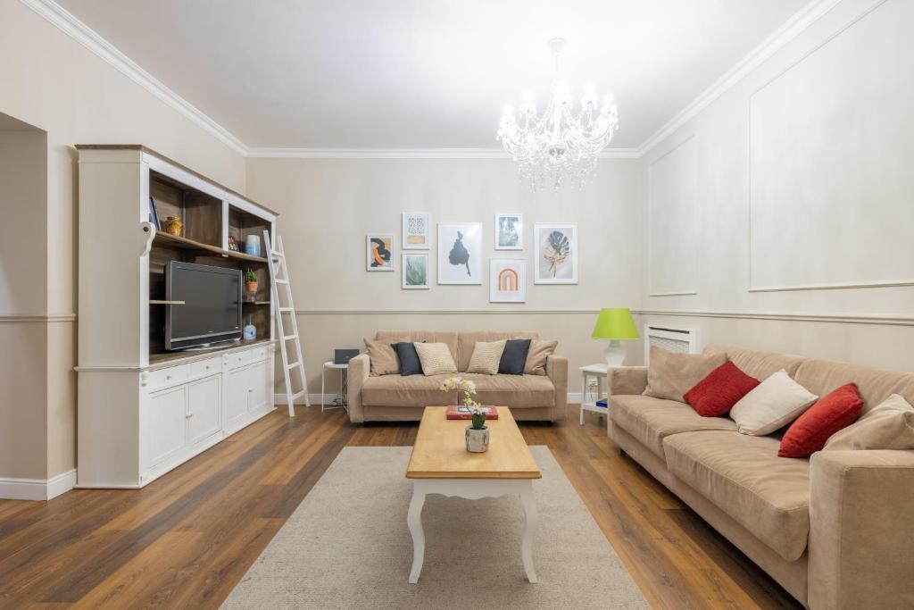 Charming apartment with patio a few steps from Colosseum - Tap to explore photos