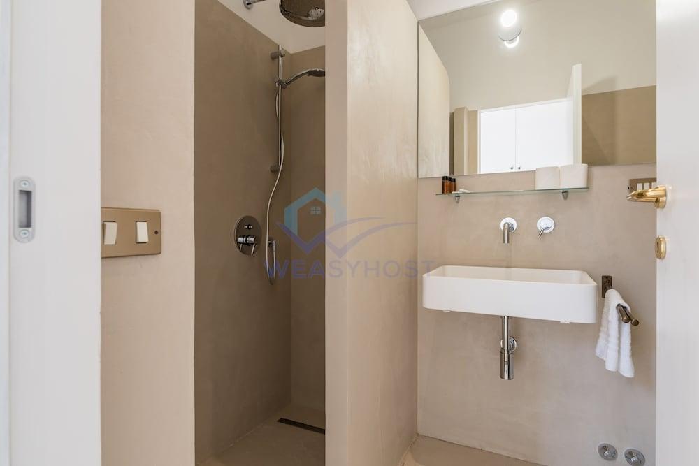 Newly Renovated Studio In Piscinula - Trastevere - Tap to explore photos