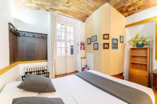 The British Corner, Central Cozy Loft with Garden 10 Min From Center - Tap to explore photos