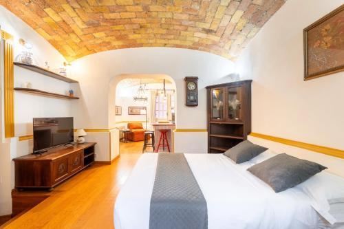 The British Corner, Central Cozy Loft with Garden 10 Min From Center