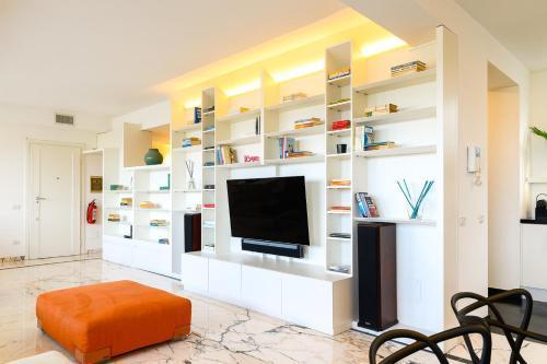 Peaceful Penthouse with Garage by NDP rent - Tap to explore photos