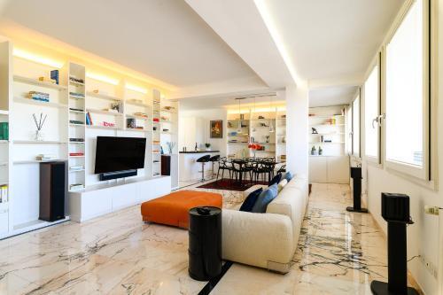 Peaceful Penthouse with Garage by NDP rent - Tap to explore photos