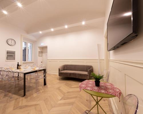 The Best Rent - Elegant five-bedrooms apartment near Colosseo - Tap to explore photos