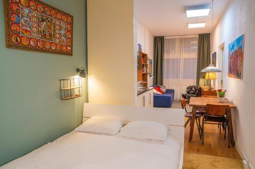 Stylish Private Studio Close to City - Tap to explore photos