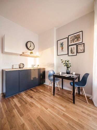 TurnKey I King George Square Studio - Tap to explore photos