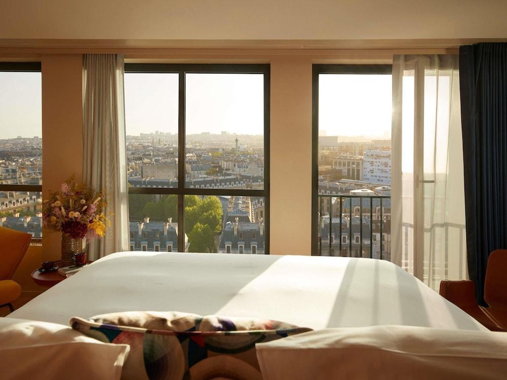 SO/ Paris Hotel Room Type - STUDIO BALCONY, 1 King, Corner Junior Suite with balcony, River Seine and Paris view