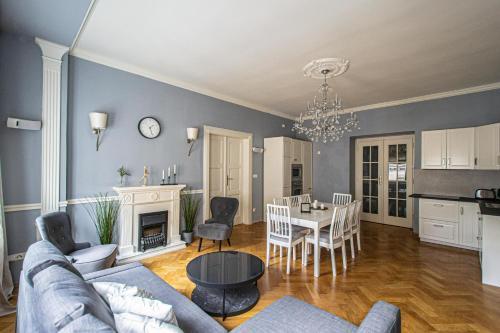 Luxury Central 150m2 Apartment on Wencelas Square with Private Garage - Tap to explore photos