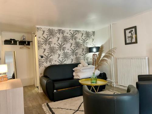 Elegant Triplex - Tour Eiffel Invalides Room Type - One-Bedroom Apartment Elegant Triplex - Tour Eiffel Invalides Room Type - One-Bedroom Apartment