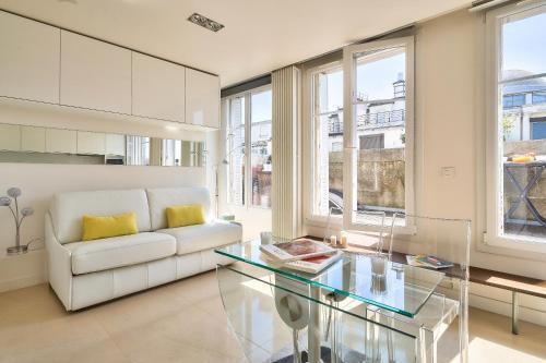Designed Studio with AC-Terrasse Vue Tour Eiffel - Tap to explore photos