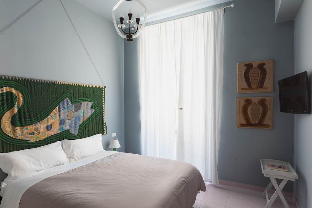 Tarshito Gallery House Roma - Tap to explore photos