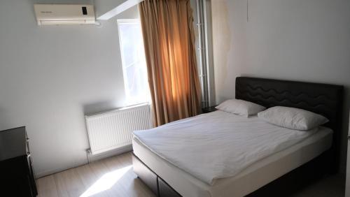 Simon Hotel - Tap to explore photos