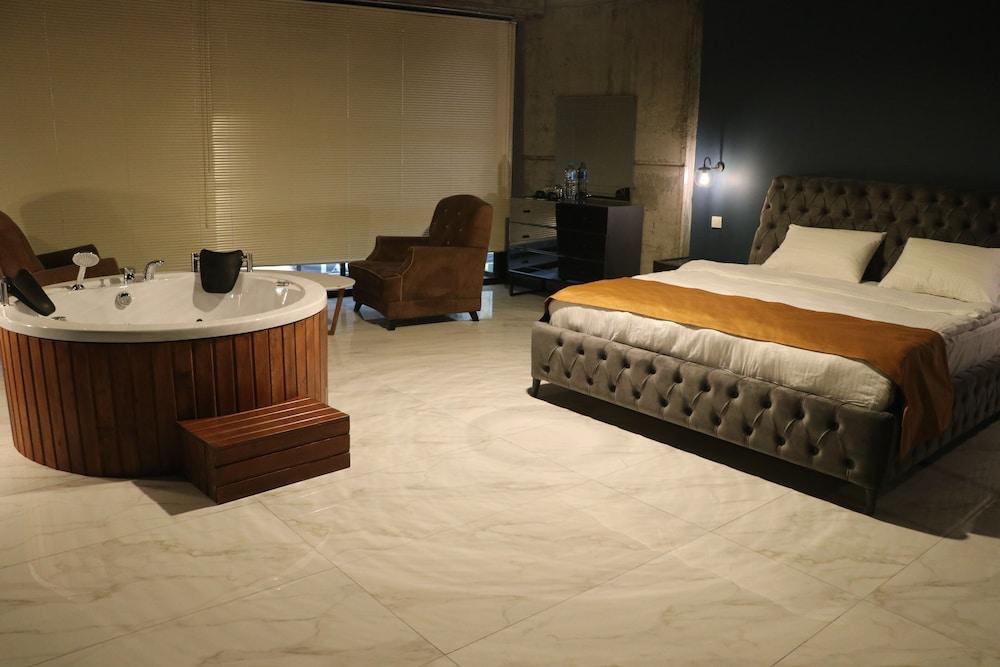 Mas Suites Karaköy Room Type - Executive Studio Suite, 1 Double Bed, Bathtub