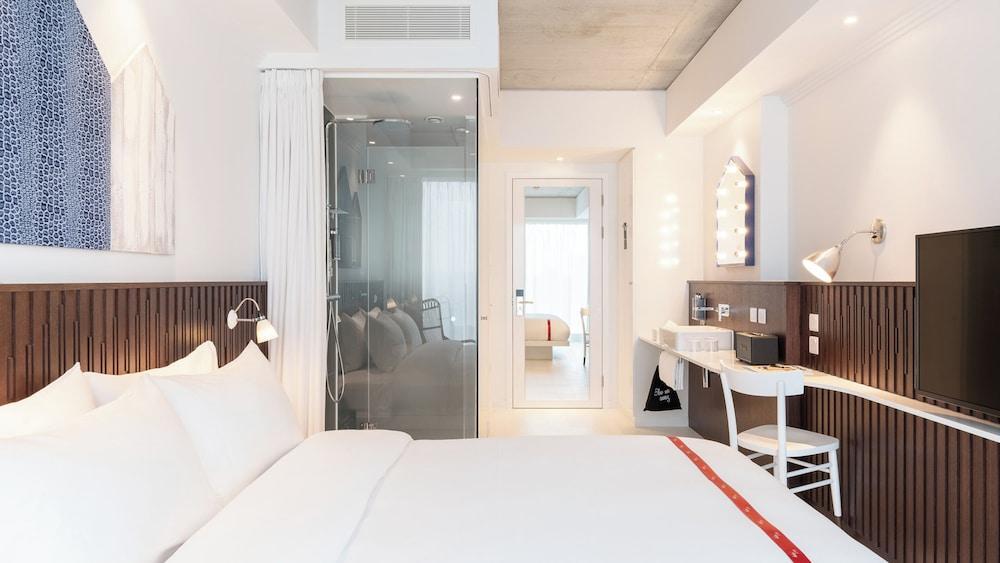 Ruby Zoe Hotel London - Tap to explore photos