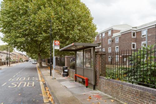 Langdon Park DLR beds to stay - Tap to explore photos