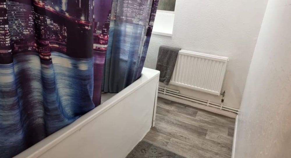 Double Bedroom in House Share for Rent - Tap to explore photos