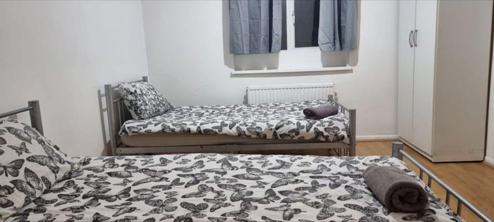 Double Bedroom in House Share for Rent - Tap to explore photos