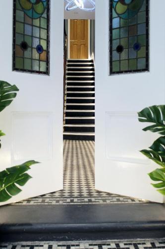 CG Kensington - Tap to explore photos