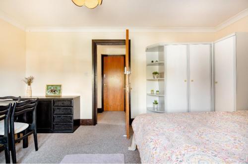 Spacious Room 2 mins from station - Tap to explore photos