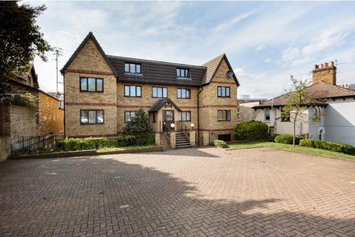 Spacious Room 2 mins from station - Tap to explore photos