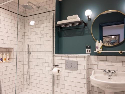 Spread Eagle - Tap to explore photos