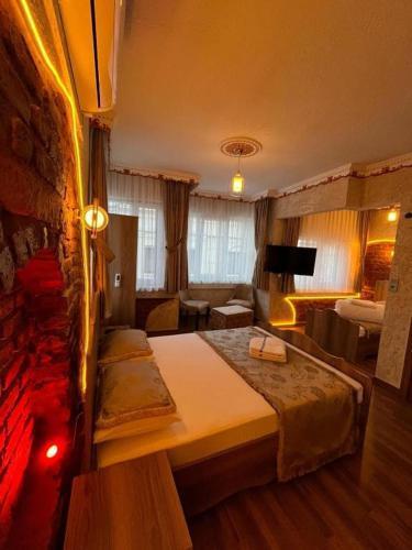 Golden Arrow Hotel - Tap to explore photos