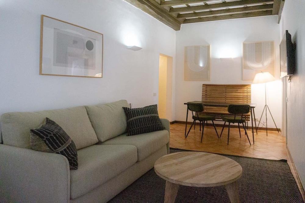 Piazza Navona Charming Apartment - Tap to explore photos