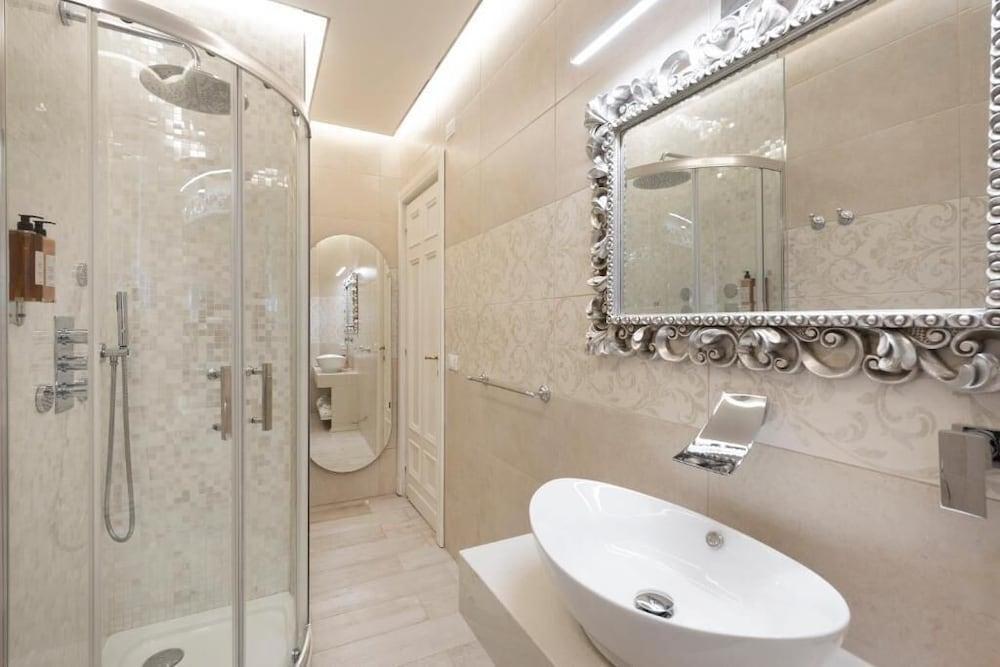 Primus Monti Suites - Tap to explore photos
