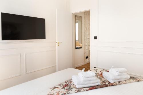 Pick A Flat's Apartment in Le Marais - Rue des Gravilliers - Tap to explore photos