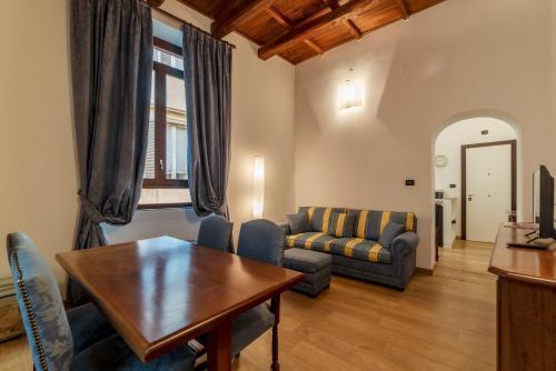 GuestHost - Piazza di Spagna Elegant Apartment - Tap to explore photos
