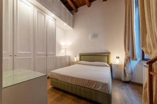 GuestHost - Piazza di Spagna Elegant Apartment - Tap to explore photos