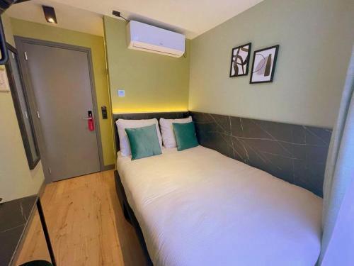 Ciao Papa Hotel Amsterdam Central Station - Tap to explore photos