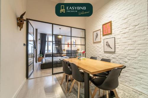 Sunny 2BR Apt. on Wenceslas Square with Paid Parking by EasyBNB Premium Room Type - Apartment