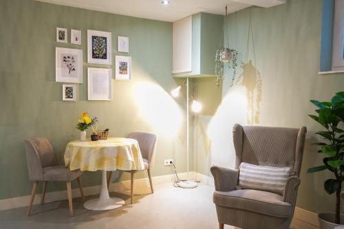 NEW! Modern Gallery Nassau Canal Suite - Tap to explore photos