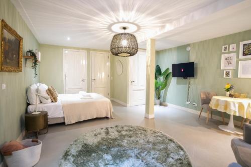 NEW! Modern Gallery Nassau Canal Suite - Tap to explore photos