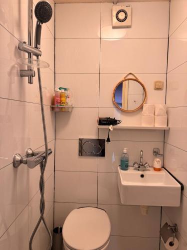 Central B&B Apartment in Amsterdam - Tap to explore photos