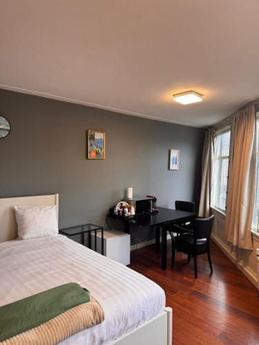 Central B&B Apartment in Amsterdam - Tap to explore photos