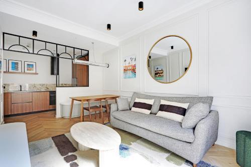 Pick A Flat's Apartment in Triangle d'Or - Pierre 1er de Serbie - Tap to explore photos