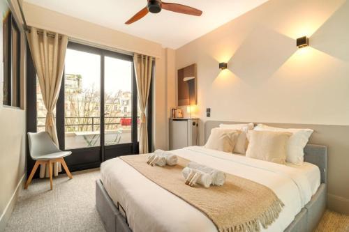 Eiffel Tower - Premium apartment with balcony and lift for 4 - Tap to explore photos