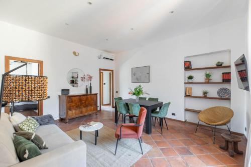 iFlat Pantheon's roomy and friendly apartment - Tap to explore photos
