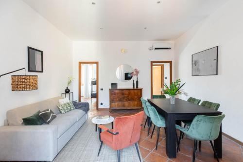 iFlat Pantheon's roomy and friendly apartment - Tap to explore photos