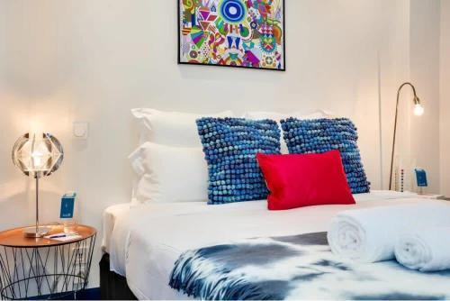 Modern & colourful 3BD for 9 guests in Le Marais! - Tap to explore photos