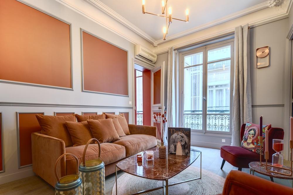The Lord Byron Suite - Tap to explore photos