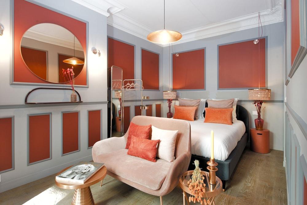 The Lord Byron Suite - Tap to explore photos