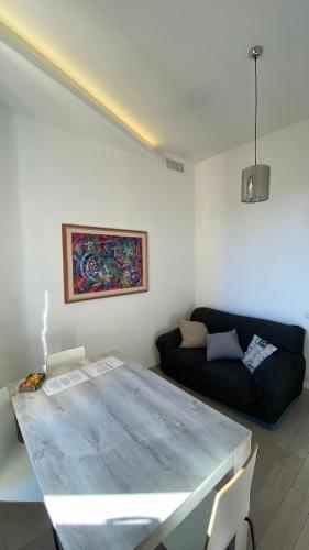 DOMUS ART SUITES MERULANA - Tap to explore photos