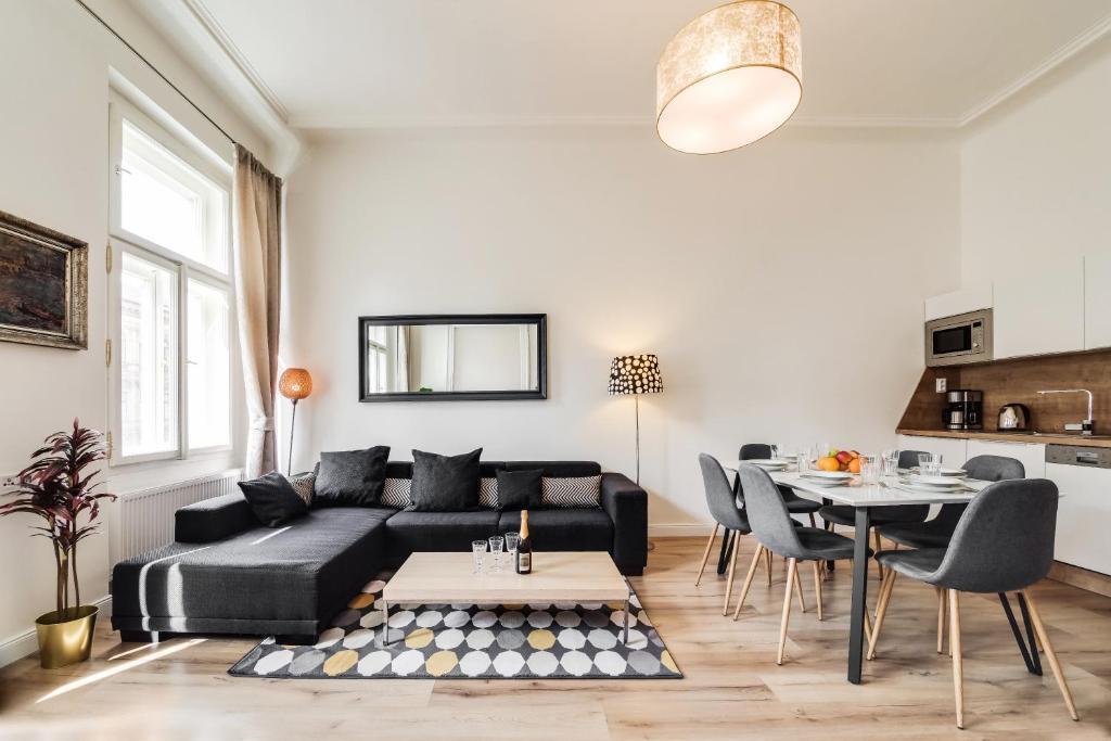 Charles Bridge - 3 bedroom Apartment - Old Town - Tap to explore photos