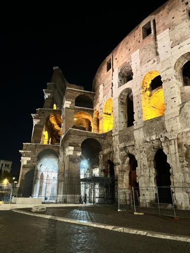 GladiatoRooms Rome - Colosseo - Tap to explore photos