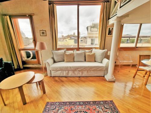 Amazing panoramic artist's loft Spanish Steps - Tap to explore photos