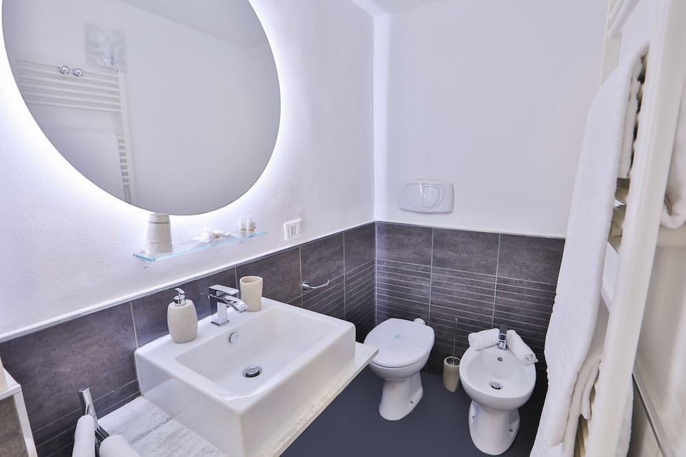 Grottini Luxury Suites - Pantheon - Tap to explore photos