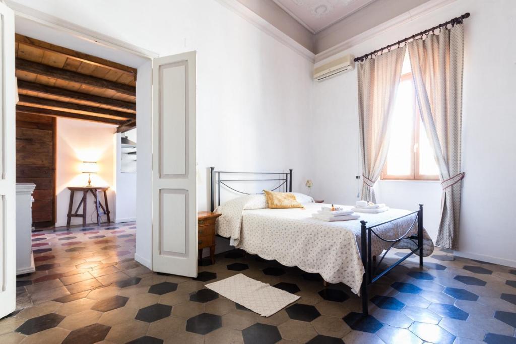 Sunny Apartment Navona Square - Tap to explore photos